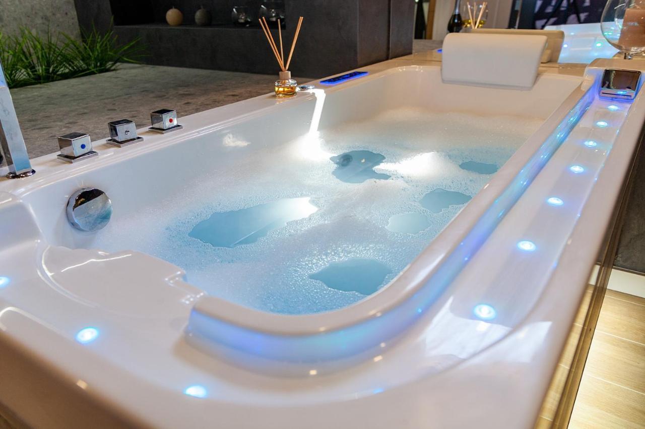 Royal Vip Jacuzzi Apart Lviv Exteriör bild