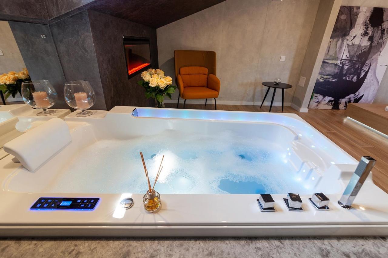 Royal Vip Jacuzzi Apart Lviv Exteriör bild