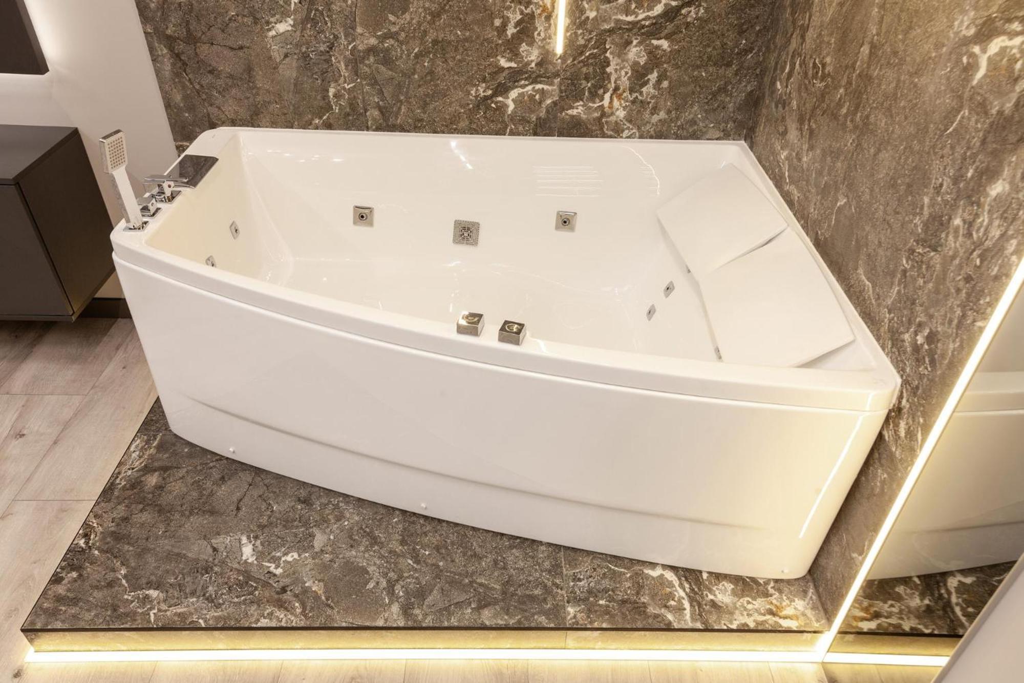 Royal Vip Jacuzzi Apart Lviv Exteriör bild